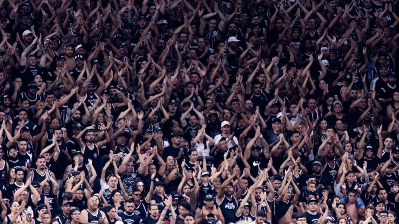 Torcida do Corinthians aparece vibrando nas arquibancadas.