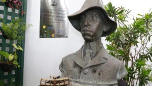 Busto de Santos Dumont em Guarujá, cidade que presta homenagem ao pioneiro da aviação nesta sexta-feira (23). Foto: Prefeitura de Guarujá/Divulgação