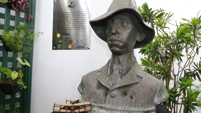 Busto de Santos Dumont em Guarujá, cidade que presta homenagem ao pioneiro da aviação nesta sexta-feira (23). Foto: Prefeitura de Guarujá/Divulgação