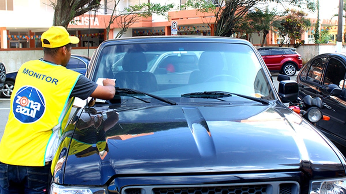 Monitor da Zona Azul orienta motorista sobre o estacionamento rotativo em Mongaguá, que terá tarifa de R$ 2 por hora a partir de 16 de novembro. Foto: Ronie Melo/Prefeitura de Mongaguá