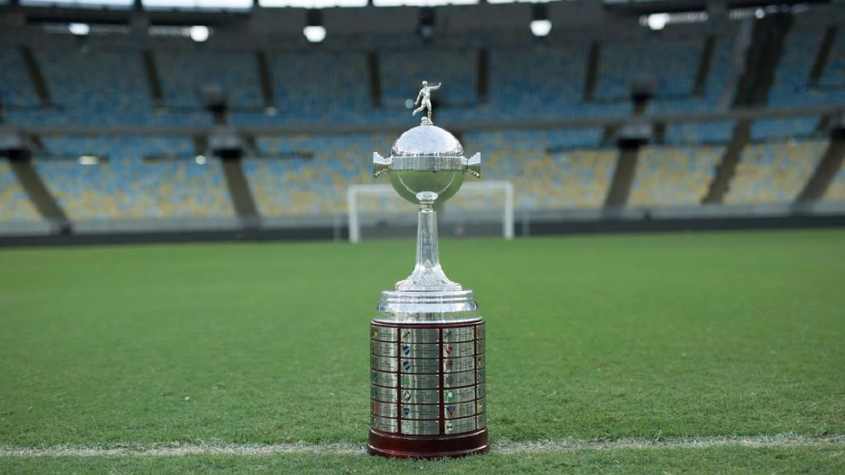 Troféu da Libertadores exposto em um estádio de futebol.