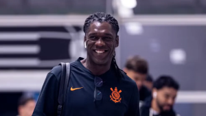 Seedorf, técnico do Corinthians, aparece sorrindo durante chegada da equipe para duelo contra o Vitória.