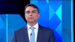 Flávio Bolsonaro durante debate presidencial na TV Globo sobre propostas para as eleições de 2026.
