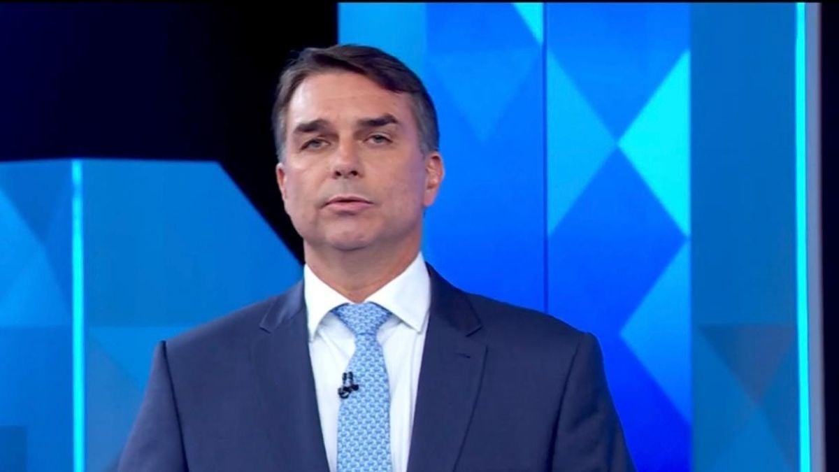 Flávio Bolsonaro durante debate presidencial na TV Globo sobre propostas para as eleições de 2026.
