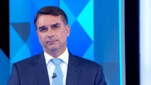 Flávio Bolsonaro participa de debate presidencial na TV Globo durante a campanha eleitoral de 2026.
