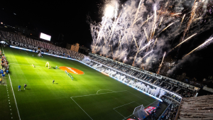 Foto do estádio da Vila Belmiro com torcedores nas arquibancadas.