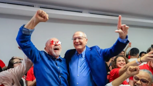Lula aparece comemorando a vitória nas eleições para presidente.