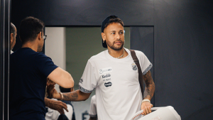 Neymar na chegada ao estádio da Vila Belmiro.