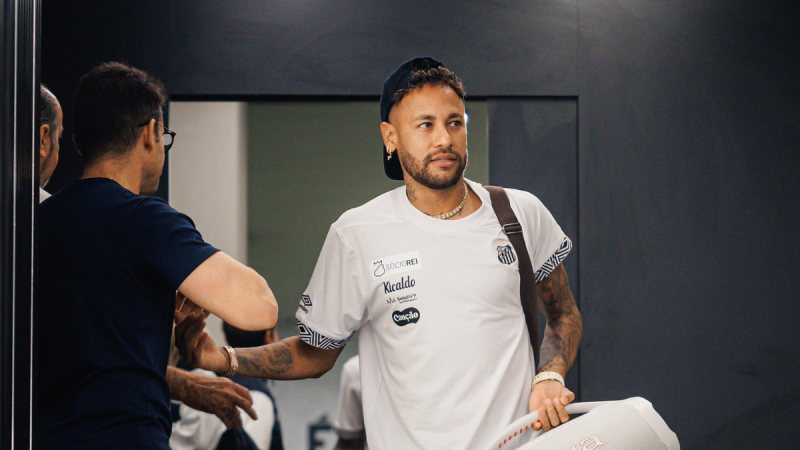 Neymar na chegada ao estádio da Vila Belmiro.