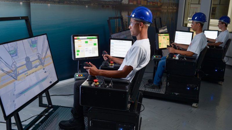 Alunos utilizam simuladores industriais durante atividade de formação profissional. Foto: Divulgação SENAI-SP