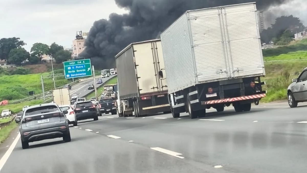 Incêndio em caminhão na Rodovia Dom Pedro I, na alça de acesso à Rodovia SP-340, em Campinas.