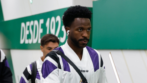 Vini Jr. aparece com semblante sério antes de jogo do Real Madrid.