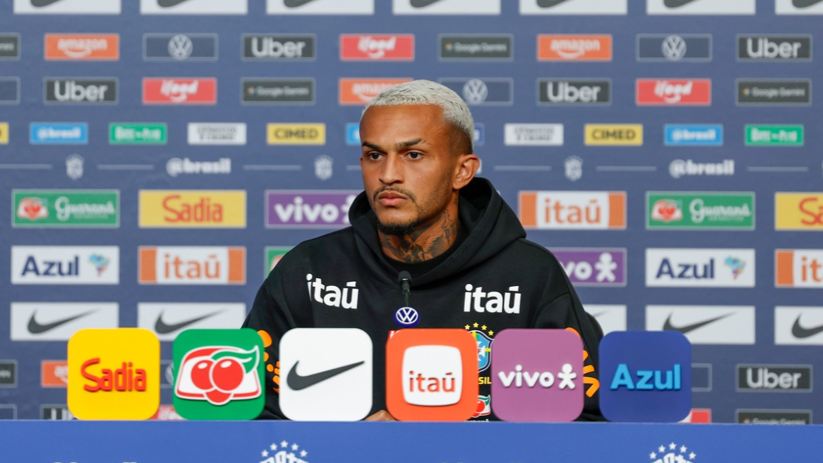 Wesley durante entrevista coletiva da Seleção Brasileira.