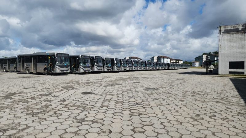 Ônibus paralisados em Guarujá