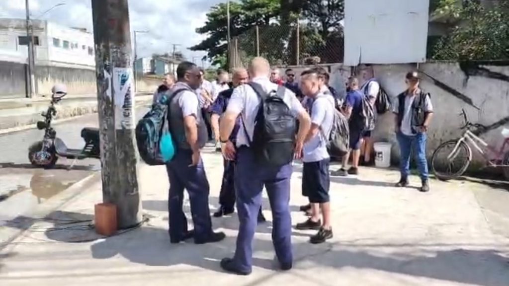 Motoristas cruzaram os braços em Guarujá