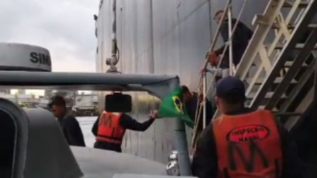 Embarcação naufraga e tripulantes são resgatados por navio mercante em Ilhabela