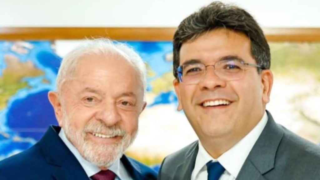 Lula posa ao lado de Rafael Fonteles, governador do Piauí, em evento oficial.