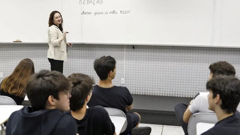 Professora orienta estudantes em sala de aula. Foto: Bruno Peres/Agência Brasil.