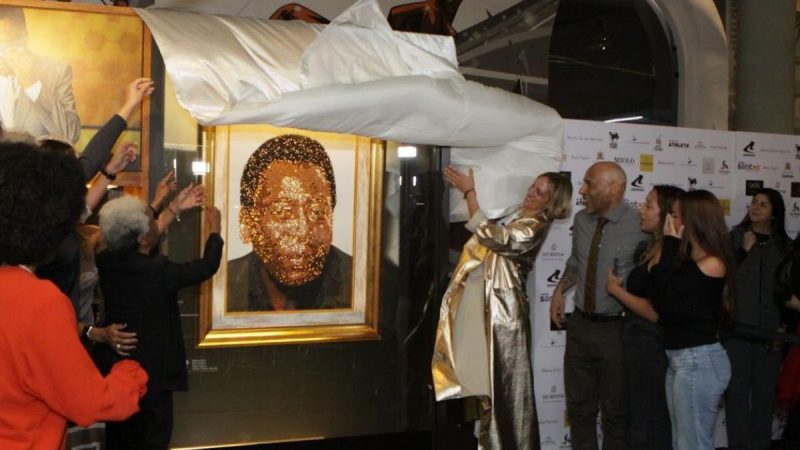 Retrato de Pelé com mais de 17 mil cristais Swarovski passa a integrar Museu em Santos