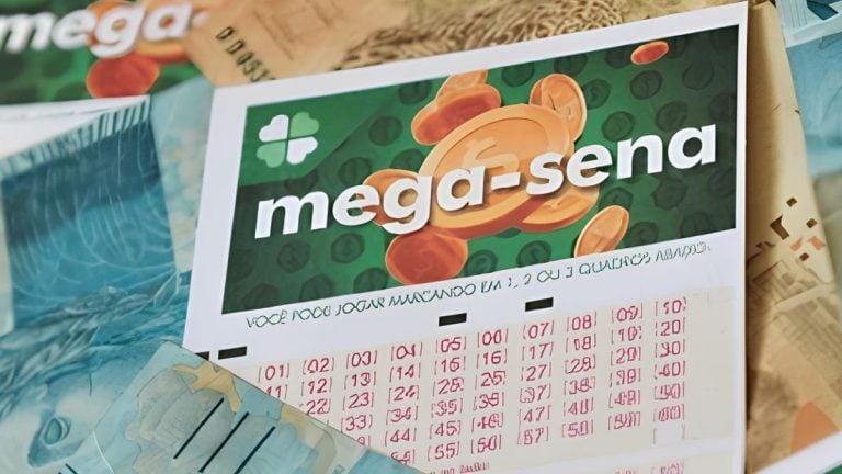 Bilhetes da Mega-Sena sobre cédulas de dinheiro, com destaque para a aposta e as notas de reais.