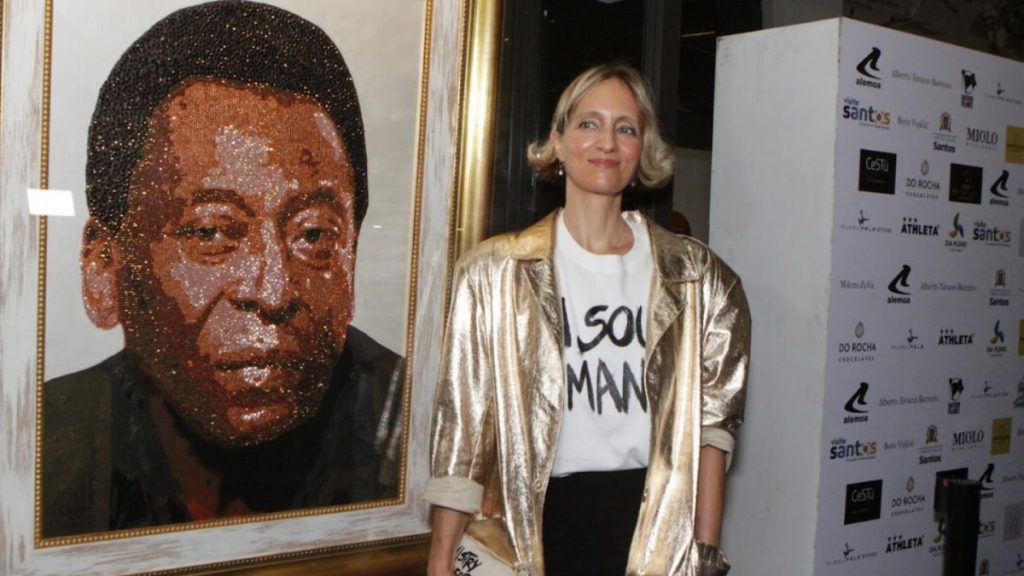 Milena ZeVu cvriou retrato de Pelé com mais de 17 mil cristais Swarovski