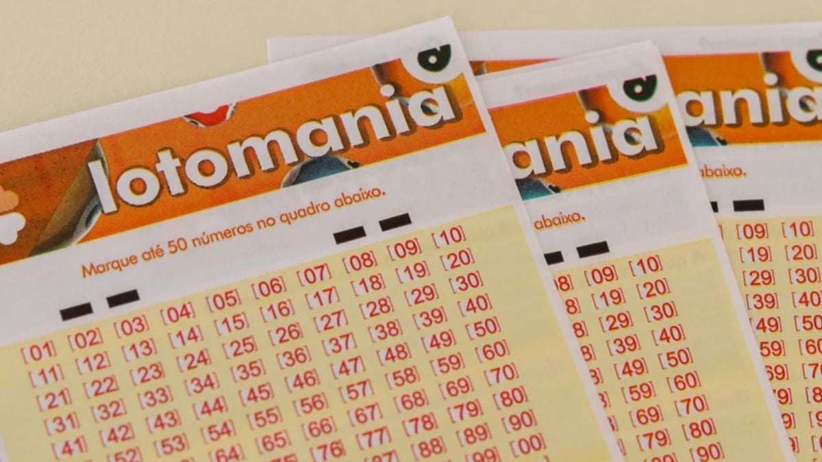 Bilhetes de apostas da Lotomania com números disponíveis para marcar.
