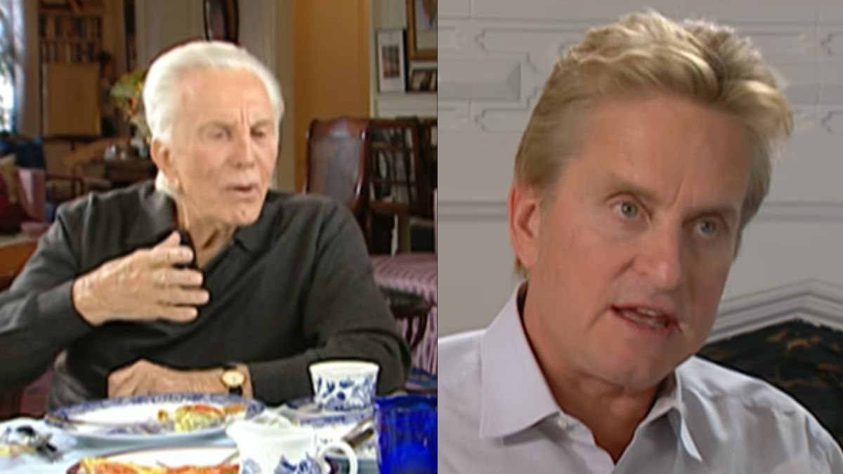 Kirk Douglas e Michael Douglas em imagens lado a lado, com Kirk em entrevista sentado e Michael em conversa ao fundo de interior, ambos em foto documental.