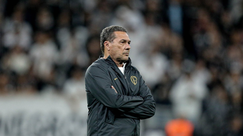 Luxemburgo aparece com os braços cruzados durante jogo do Corinthians.