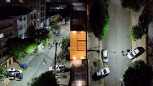 Homem foi socorrido consciente após levar um tiro no pescoço em Santos