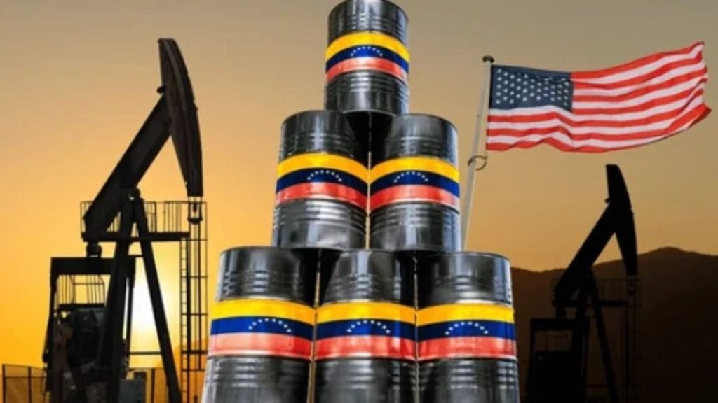 Barris de petróleo com as cores da bandeira da Venezuela, bombas de extração de petróleo e bandeira dos Estados Unidos ao fundo, em referência à relação petrolífera entre os dois países.