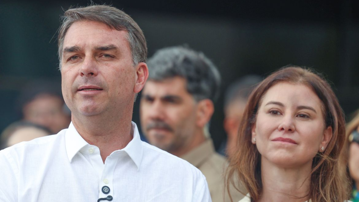 Flávio Bolsonaro chega a Miami em meio a decisão sobre entrega de passaportes