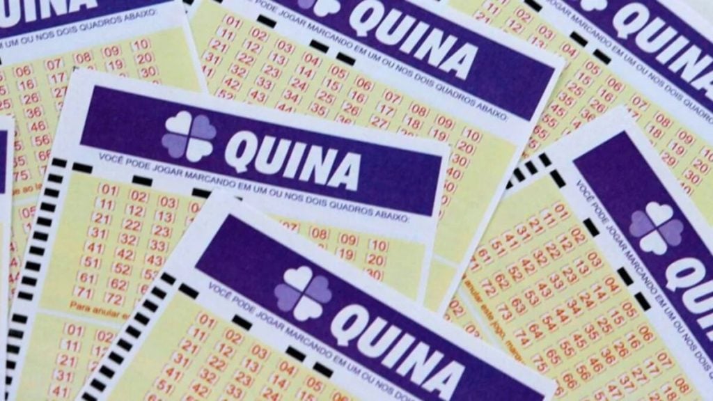 Bilhetes de apostas da Quina com números disponíveis para jogar na loteria.