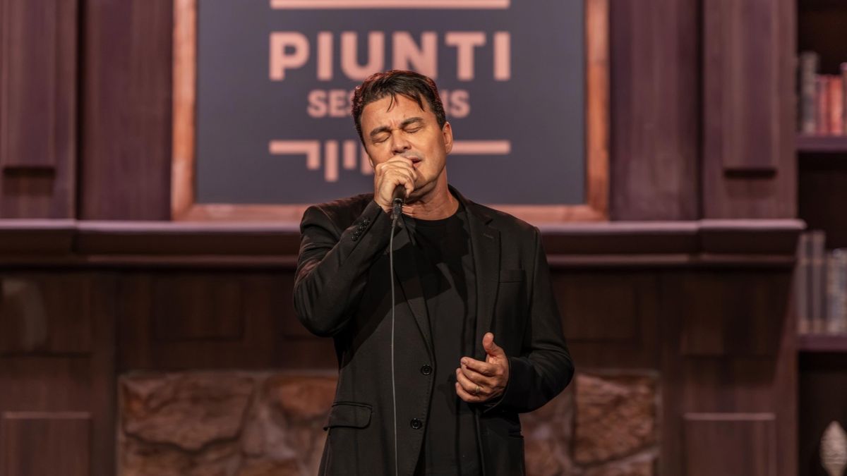 Renner se emociona ao cantar música em homenagem a Rick durante gravação do projeto Piunti Sessions em Paulínia.