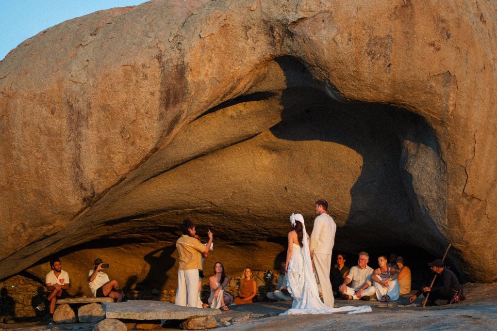 Casamento intimista de Juliette com Kaique Cerveny em Lajedo de Pai Mateus, em Cabeceiras na Paraíba, com cerimônia ao ar livre ao pé das formações rochosas.