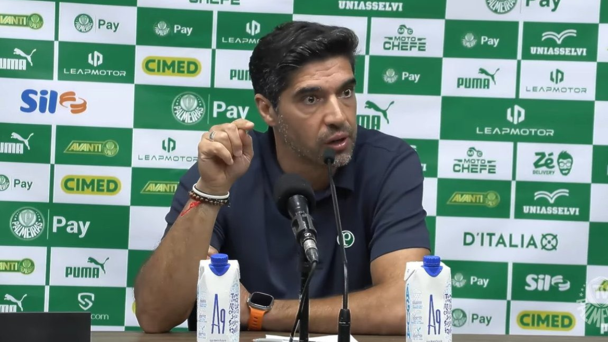 Abel Ferreira durante coletiva do Palmeiras após o empate com o Santos.