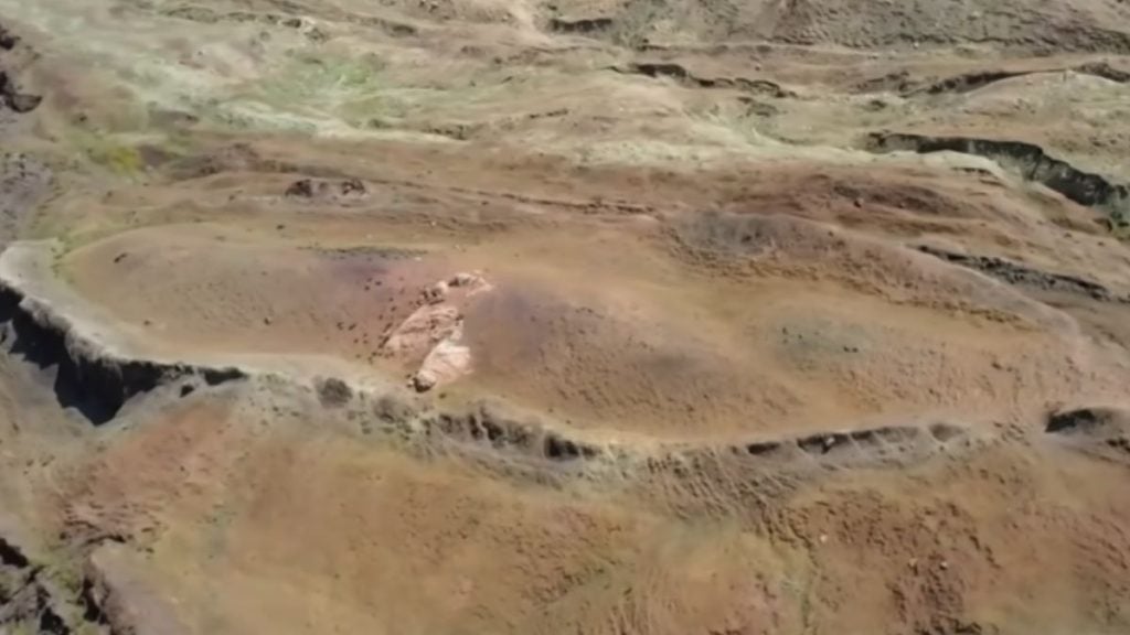 Visão aérea da Formação Durupinar na região do Monte Ararat, na Turquia, mostrando um grande afloramento rochoso com camadas sedimentares e áreas erodidas ao longo do relevo