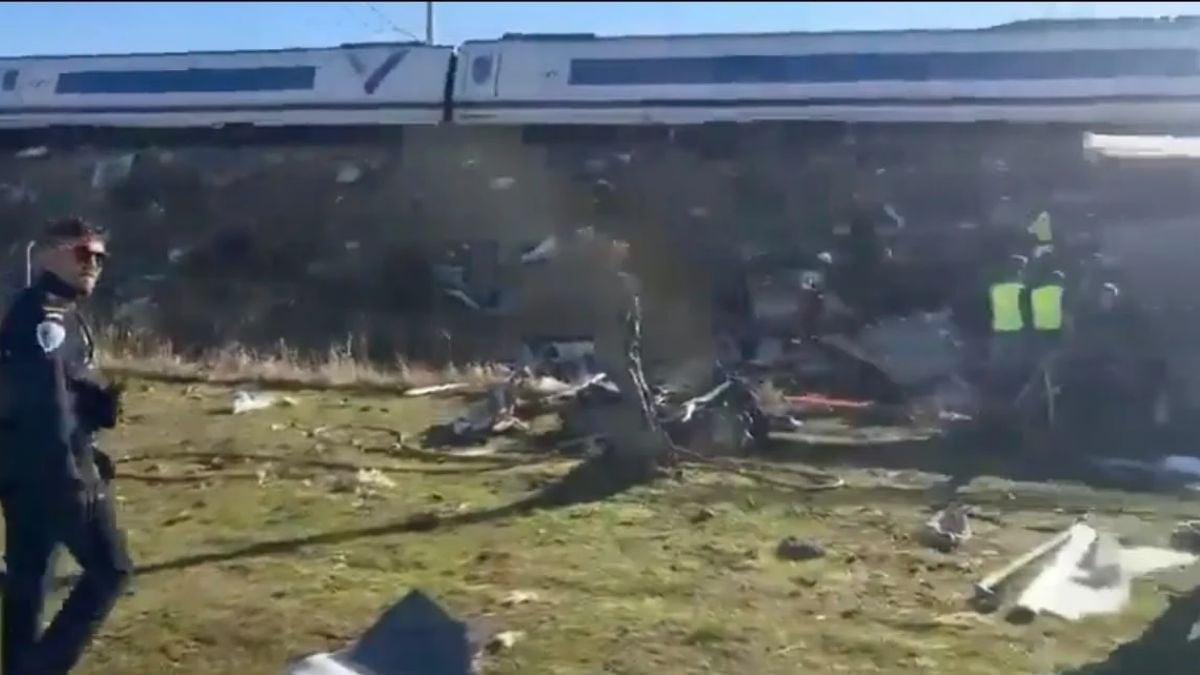 Imagem de um trem parado, com destroços em volta