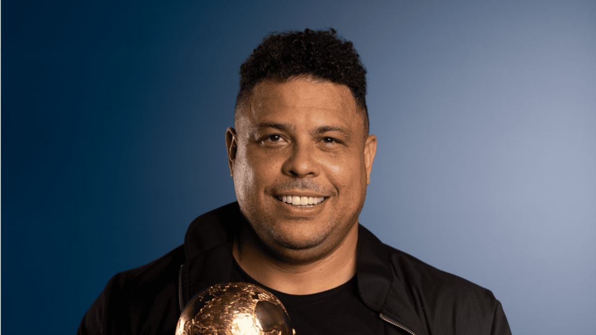 Ronaldo Fenômeno com a taça da Copa do Mundo.