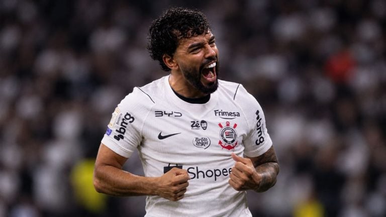 Matheus Bidu aparece celebrando gol pelo Corinthians.